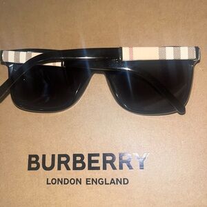 Burberry sunglasses style B 4181